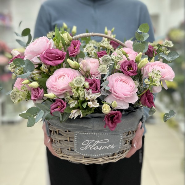 Эустомы и розовые ранункулюсы в корзине